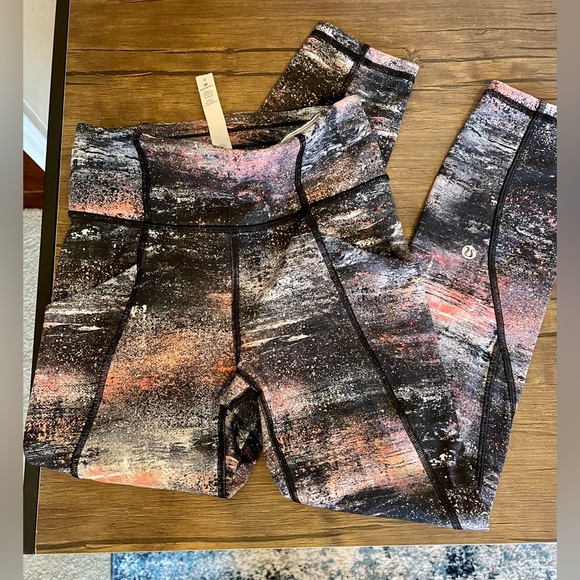 Bundle of Lululemon crops - Picture 2 of 7